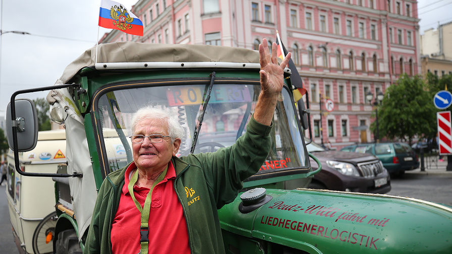 81-летний немецкий пенсионер-путешественник Винфрид Лангнер, который приехал на&nbsp;раритетном тракторе из&nbsp;Германии в&nbsp;Санкт-Петербург