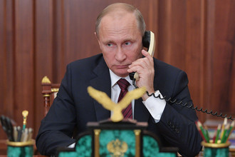 Президент России Владимир Путин во время телефонного разговора с главами самопровозглашенных ДНР и ЛНР Александром Захарченко и Игорем Плотницким, 15 ноября 2017 года