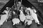Режиссер Сергей Эйзенштейн (в центре) с друзьями и соратниками - Эдуардом Тиссэ (2-й справа) и Айвором Монтегю (2-й слева) на яхте Чарли Чаплина (1-й справа), 1930 год