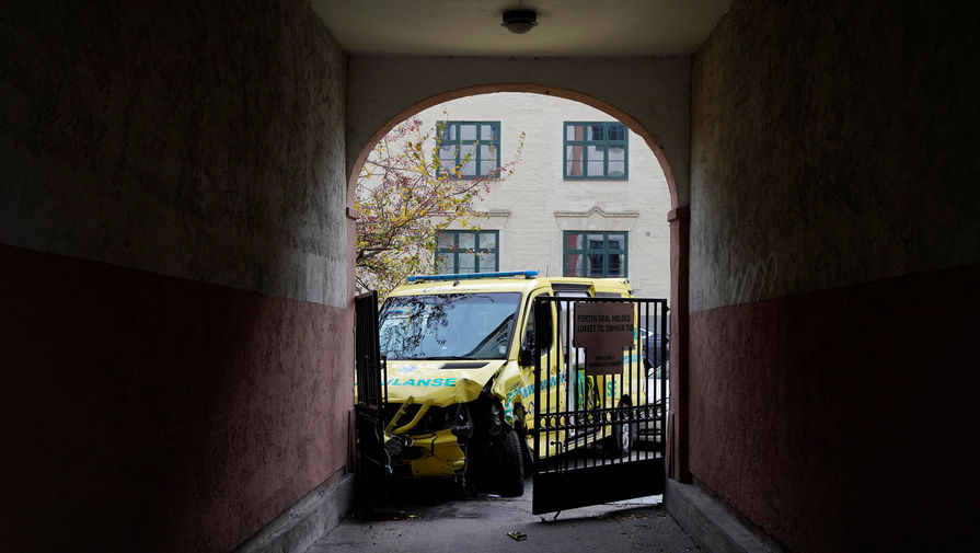 Поврежденный автомобиль скорой помощи после угона вооруженным мужчиной в&nbsp;Осло, 22 октября 2019 года
