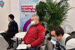 Люди возле пункта вакцинации от коронавируса в ГУМе в Москве, 18 января 2021 года