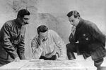 Семен Буденный, Михаил Фрунзе и Климент Ворошилов совместно во время работы над планом по разгрому Врангеля, 1918 год