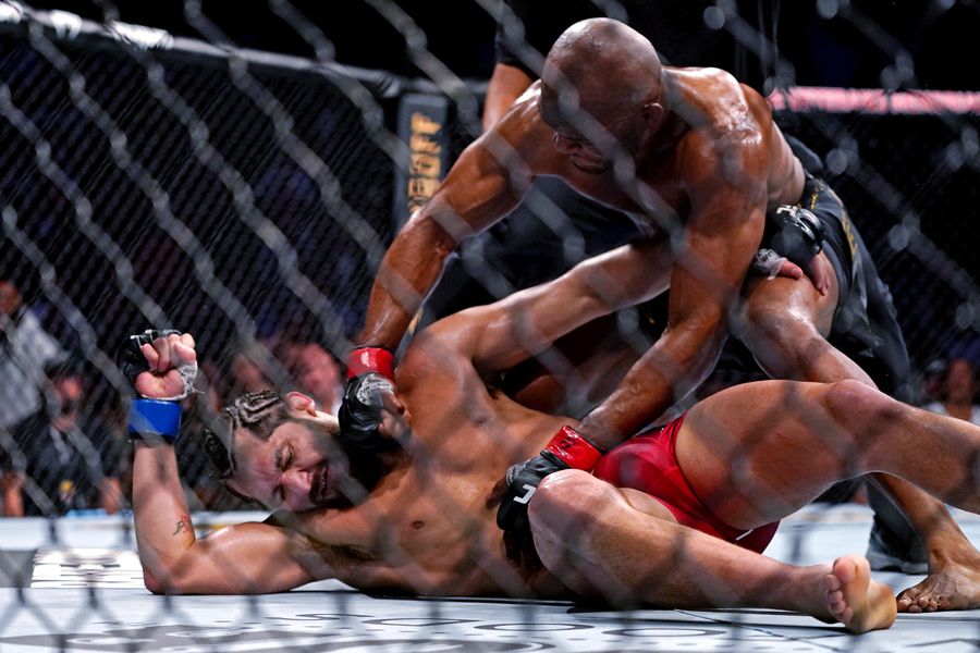 Момент боя Камару Усман — Хорхе Масвидаль на UFC 261