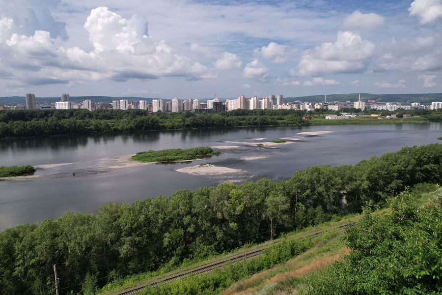 Вид на город Новокузнецк через реку Томь