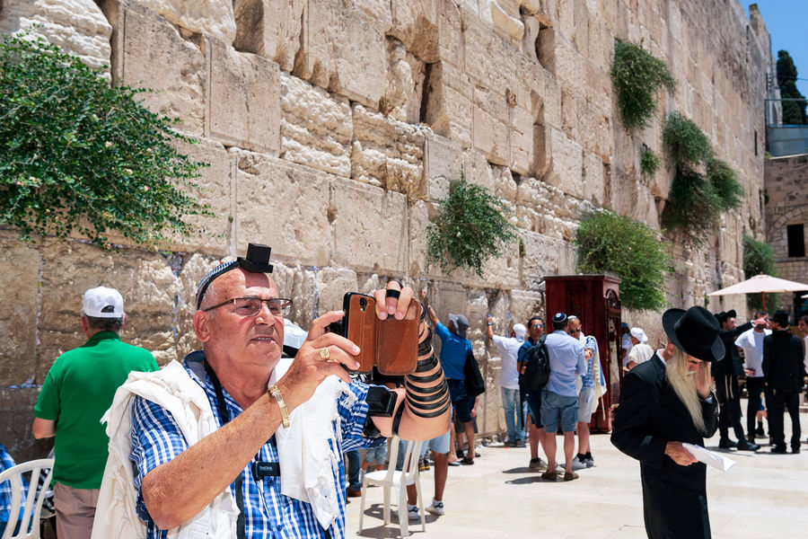 Туристы возле Стены Плача в Иерусалиме, Израиль