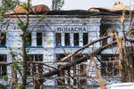 Разрушенный дом на одной из улиц города Попасная, перешедшего под контроль ЛНР, 9 мая 2022 года