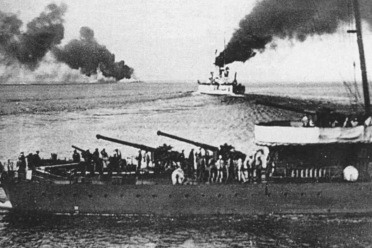 Линкор «Воля» уходит из Новороссийска 17 июня 1918 года. На переднем плане — оставшийся для затопления эсминец «Керчь»