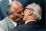 Главы СССР и ГДР Михаил Горбачев и Эрих Хонеккер во время встречи в Восточном Берлине, 1986 год