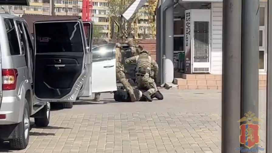 В Красноярском крае оперативники задержала группу лиц, подозреваемых в автоподставах