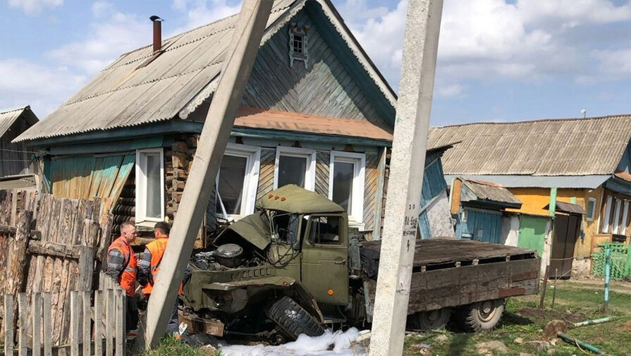 Грузовик с газовыми баллонами врезался в два жилых дома в Челябинской области 