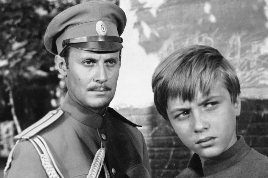 Актер Юрий Соломин в&nbsp;роли Кольцова и московский школьник Саша Милокостный в&nbsp;роли Юры в&nbsp;телевизионном художественном фильме Евгения Ташкова &laquo;Адъютант его превосходительства&raquo;, 1969&nbsp;год 