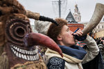 Участники анимационной программы, одетые в праздничные костюмы, во время открытия фестиваля «Московская Масленица» на Манежной площади