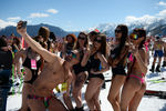 Участники высокогорного карнавала BoogelWoogel после спуска в купальниках на горнолыжном курорте «Роза Хутор» в Сочи