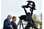 Александр Лукашенко и Петр Порошенко у памятника Прометею в Припяти