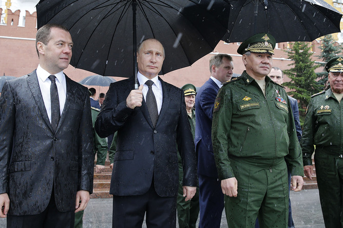 Премьер-министр России Дмитрий Медведев, президент Владимир Путин и министр обороны Сергей Шойгу во время церемонии возложения венков к Могиле Неизвестного Солдата у стен Кремля в День памяти и скорби, 22 июня 2017 года