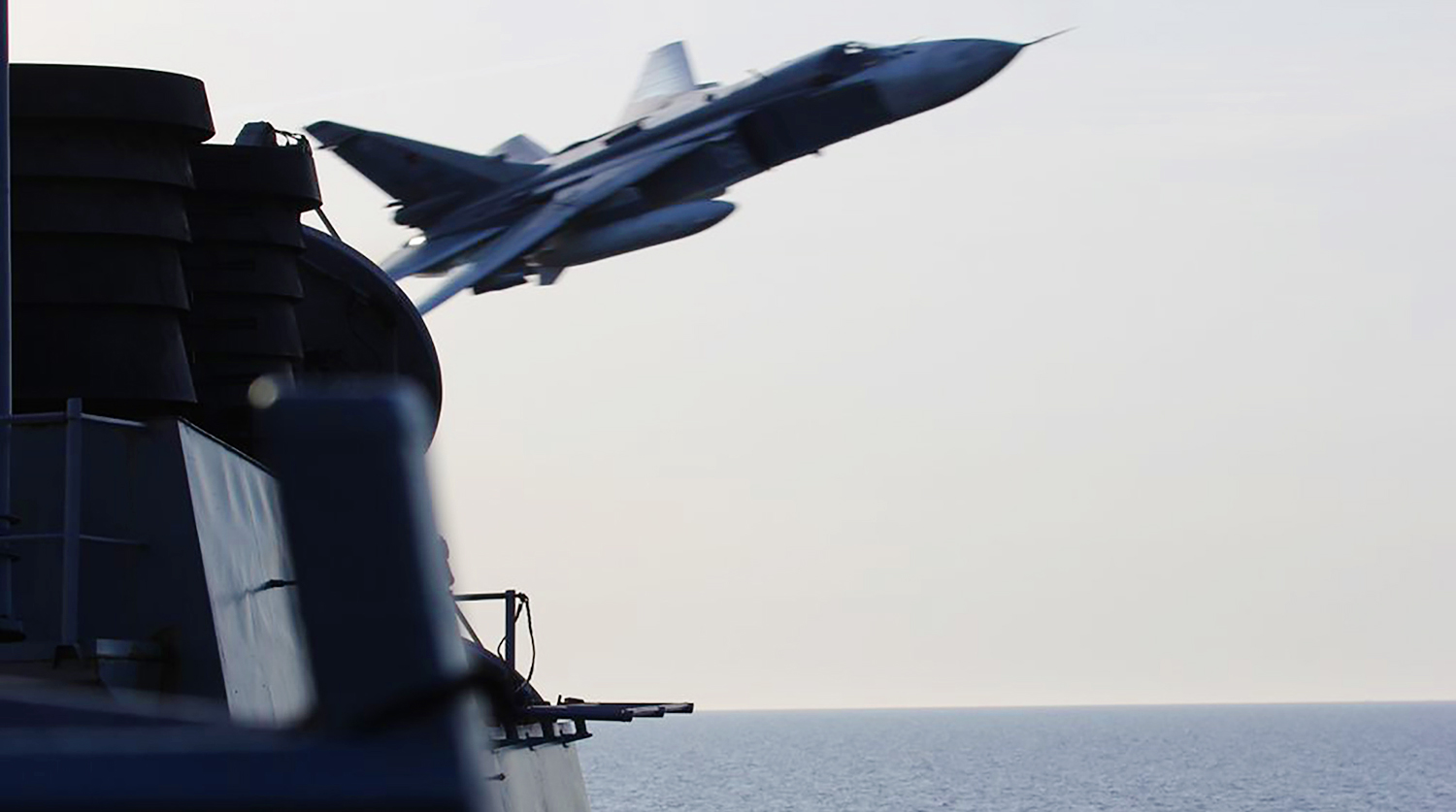 Российский бомбардировшик Су-24 испугал испанский авианосец на учениях НАТО