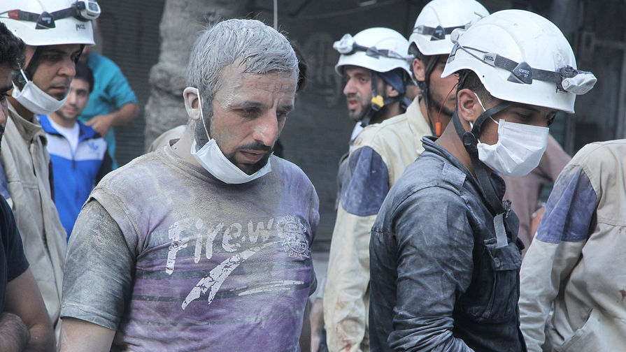 Жители города и активисты гражданской обороны на месте авиаудара в Алеппо, 2015 год