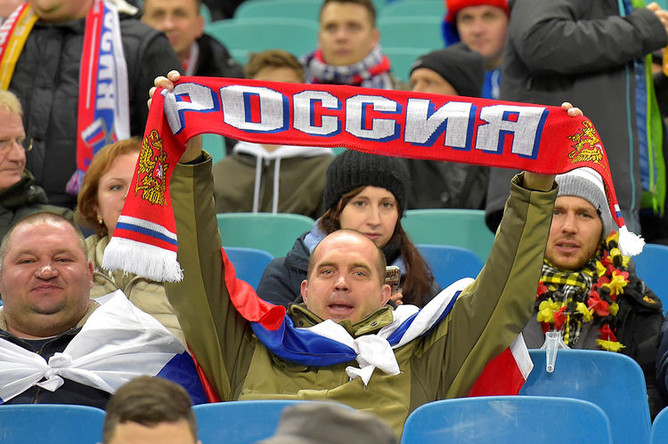 Болельщик сборной России перед товарищеским матчем со сборной Германии в Лейпциге, 15 ноября 2018 года