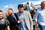 Руководитель портала «РИА Новости Украина» Кирилл Вышинский (в центре) в аэропорту Внуково