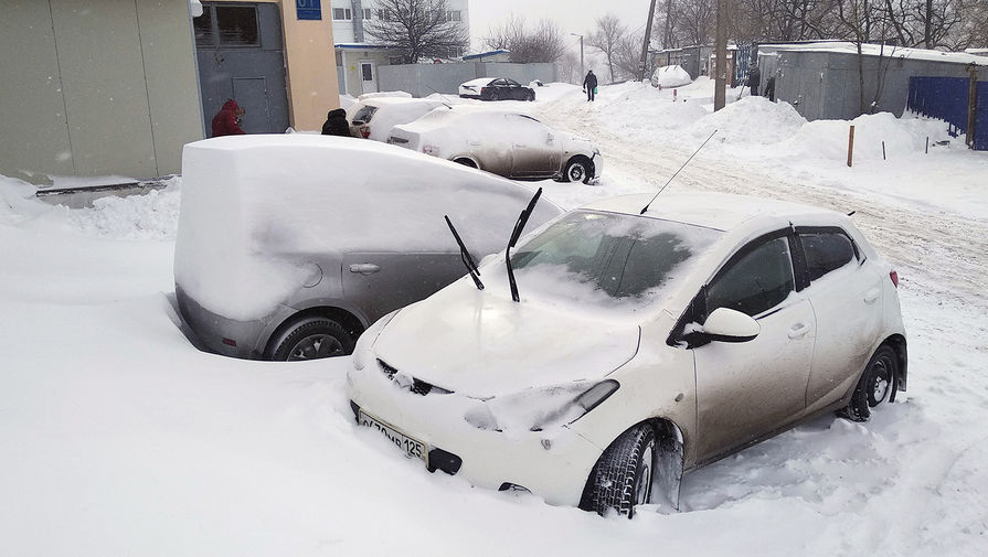 Автомобили под&nbsp;снегом на&nbsp;одной из&nbsp;улиц города, 17 февраля 2020 года