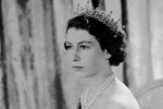 Когда принцесса Елизавета в 1926 году появилась на свет, никто не ожидал, что ей суждено занять британский трон, поскольку он должен был перейти к ее дяде принцу Эдварду, который должен был жениться и обзавестись наследниками. Однако в 1936 году тот, пробыв после смерти своего отца Георга V королем меньше года, отрекся от престола ради любви к разведенной американке