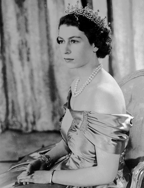 Когда принцесса Елизавета в&nbsp;1926 году появилась на&nbsp;свет, никто не ожидал, что ей суждено занять британский трон, поскольку он должен был перейти к&nbsp;ее дяде принцу Эдварду, который должен был жениться и обзавестись наследниками. Однако в&nbsp;1936 году тот, пробыв после смерти своего отца Георга V королем меньше года, отрекся от престола ради любви к&nbsp;разведенной американке