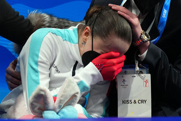 Камила Валиева после выступления в произвольной программе женского одиночного катания на соревнованиях по фигурному катанию на XXIV зимних Олимпийских играх в Пекине во время оглашения оценок, 17 февраля 2022 года