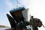 Мобилизованные мужчины отправляются на полигон в Приморском крае на десантном корабле ТОФ «Ослябя», Владивосток, 27 сентября 2022 года