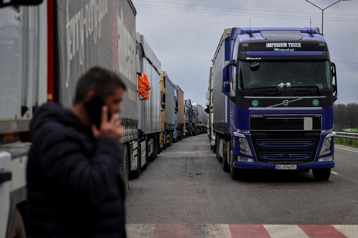 На границе Польши и Украины застряли в очереди более двух тысяч грузовиков  - Газета.Ru | Новости