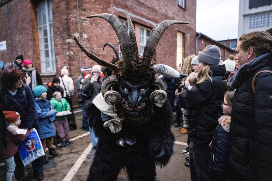 Человек в&nbsp;костюме Крампуса — рогатого рождественского духа — на&nbsp;рождественской ярмарке в&nbsp;Берлине, 6&nbsp;декабря 2025&nbsp;года