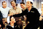 Фрэнк Синатра (внизу слева) в кадре из фильма «Поднять якоря» (1945)