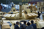 Участники 10-й международной выставки Russia Arms Expo рассматривают танк Т-72-63