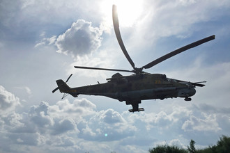 Российский ударный вертолет Ми-24 над аэродромом Хмеймим в Сирии