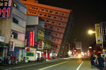 Одно из зданий, поврежденных в результате землетрясения на юге Тайваня