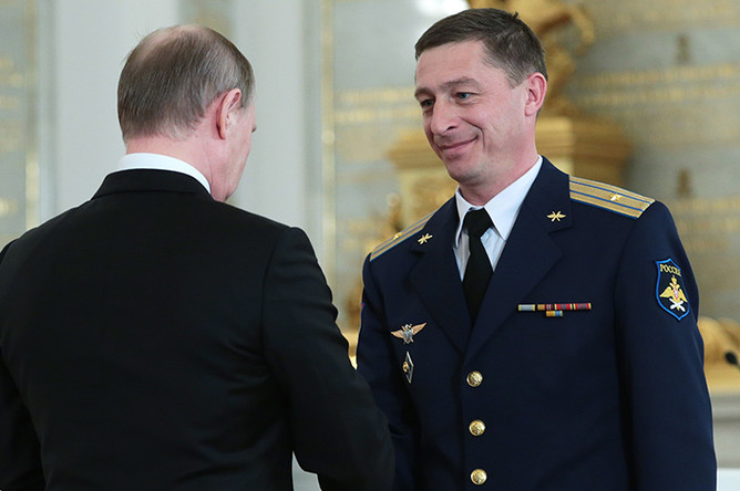 Президент РФ Владимир Путин и штурман 47-го смешанного авиационного полка 105-й гвардейской смешанной авиационной дивизии шестой армии ВВС и ПВО майор Андрей Захаров (слева направо), награжденный орденом Мужества, в Кремле на церемонии вручения государственных наград военнослужащим и специалистам военно-промышленного комплекса, отличившимся в ходе выполнения специальных задач в Сирии