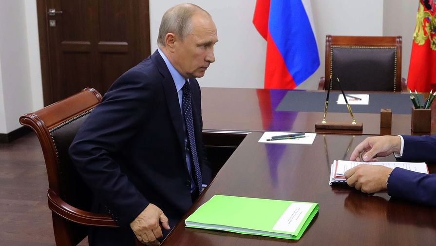 Президент России Владимир Путин во время встречи с одним из губернаторов, 6 сентября 2017 года