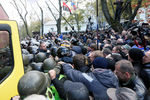 Столкновения между полицией и участниками протестного митинга перед зданием Верховной рады в центре Киева, 22 октября 2017 года