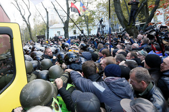 Столкновения между полицией и участниками протестного митинга перед зданием Верховной рады в центре Киева, 22 октября 2017 года