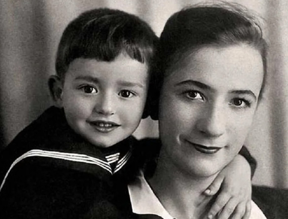Александр Градский с мамой Тамарой Павловной, 1950-е