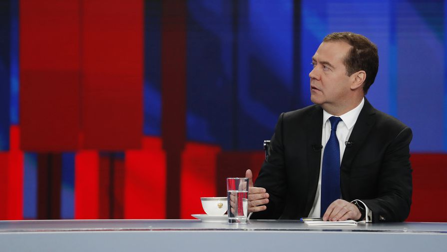 Медведев прокомментировал уголовные дела в отношении стендаперов за шутки