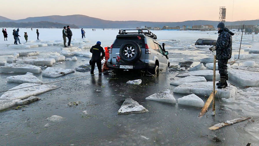 Автомобили, частично ушедшие под лед на острове Русский, 5 января 2020 года