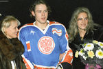 Российский хоккеист, легионер, выступающий в Национальной хоккейной лиге США, Павел Буре с поклонницами, 1995 год