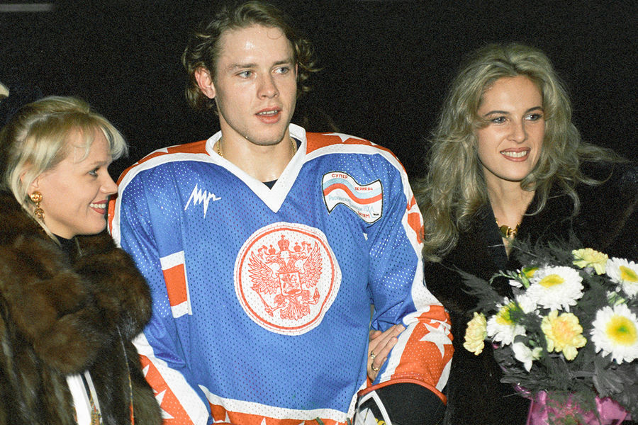 Российский хоккеист, легионер, выступающий в&nbsp;Национальной хоккейной лиге США, Павел Буре с&nbsp;поклонницами, 1995 год