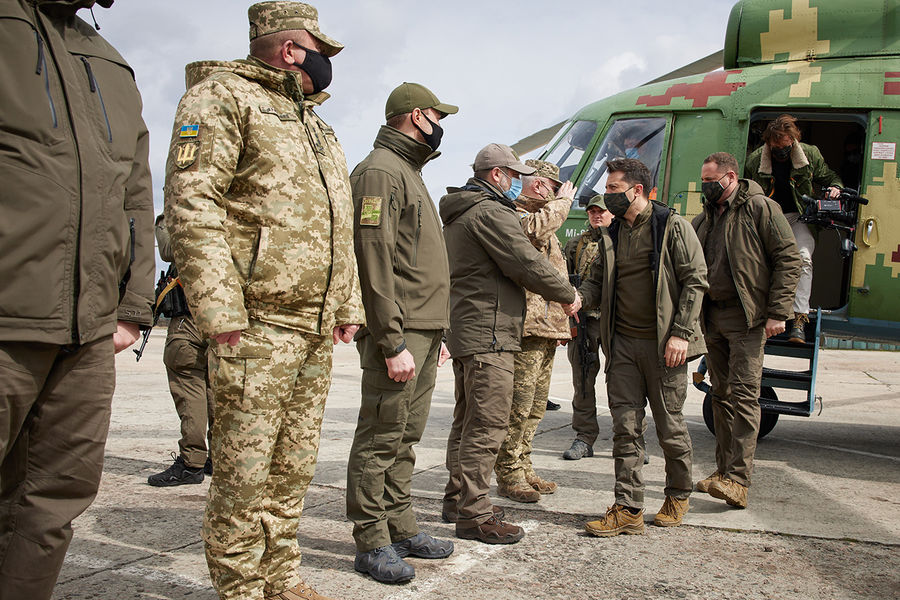 Президент Украины Владимир Зеленский во время посещения позиций украинских войск в&nbsp;Донбассе, 8 апреля 2021 года
