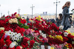 Цветы на Сенной площади Санкт-Петербурга около входа на одноименную станцию метро, 4 апреля 2017 года