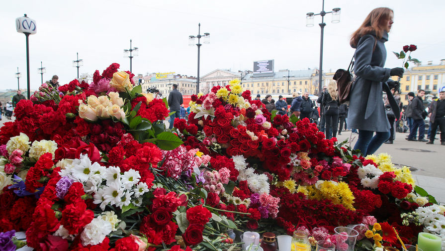 Цветы на&nbsp;Сенной площади Санкт-Петербурга около&nbsp;входа на&nbsp;одноименную станцию метро, 4&nbsp;апреля 2017&nbsp;года