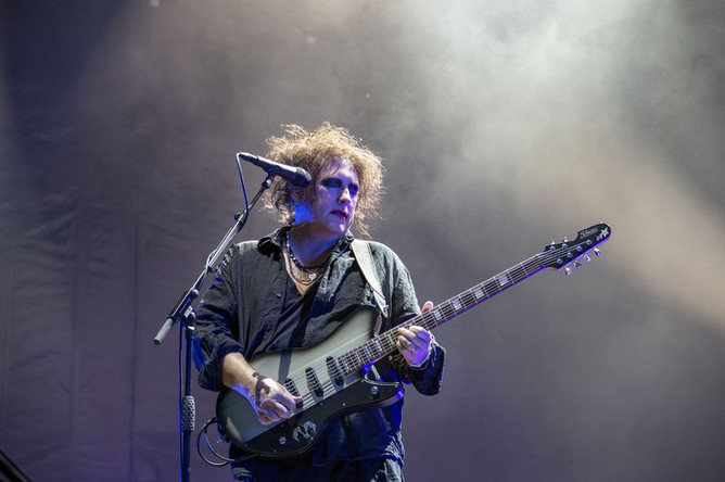 Вокалист группы The Cure Роберт Смит во время выступления на фестивале «Пикник «Афиши» в Москве, 3 августа 2019 года
