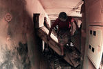 Разрушения в результате мощного взрыва в жилом доме на улице Гурьянова в Печатниках. На снимке — подъезд соседнего дома, 9 сентября 1999 года