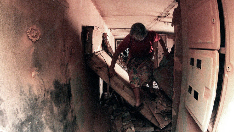 Разрушения в&nbsp;результате мощного взрыва в&nbsp;жилом доме на&nbsp;улице Гурьянова в&nbsp;Печатниках. На&nbsp;снимке &mdash; подъезд соседнего дома, 9 сентября 1999 года