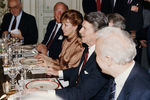 Президент США Рональд Рейган и супруга генсека ЦК КПСС Михаила Горбачева Раиса во время ужина в рамках советско-американской встречи на высшем уровне в Женеве, 20 ноября 1985 года